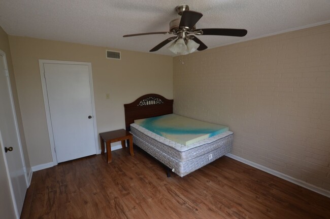 Building Photo - Fully Furnished!  2 bedroom 1 bath townhou...