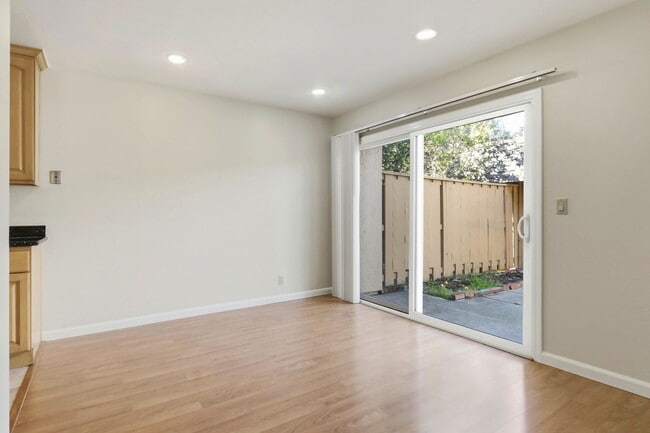 Building Photo - Sunset Park Townhouse Available for Rent!