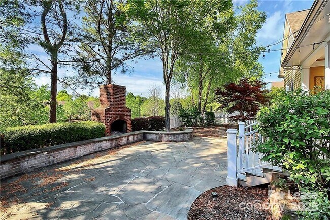 Building Photo - 2300 Mirow Pl