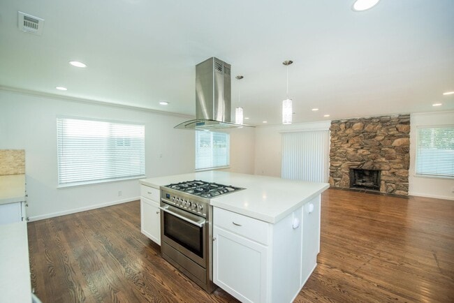 Building Photo - Newly Remodeled Single Family Home