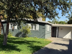 Building Photo - Charming Pet Friendly 3-Bedroom in Quiet C...