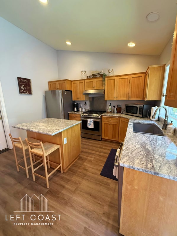 Building Photo - 6106 NE Oar Dr