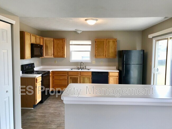 Building Photo - 5390 Lakeside Manor Dr