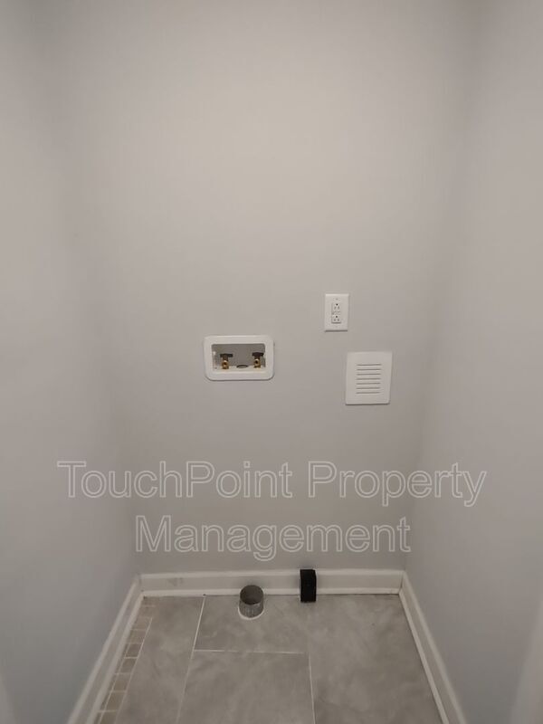 Building Photo - 6414 Elmwood Cir