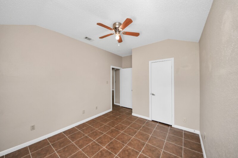 Building Photo - 2102 Rolling Glen Dr