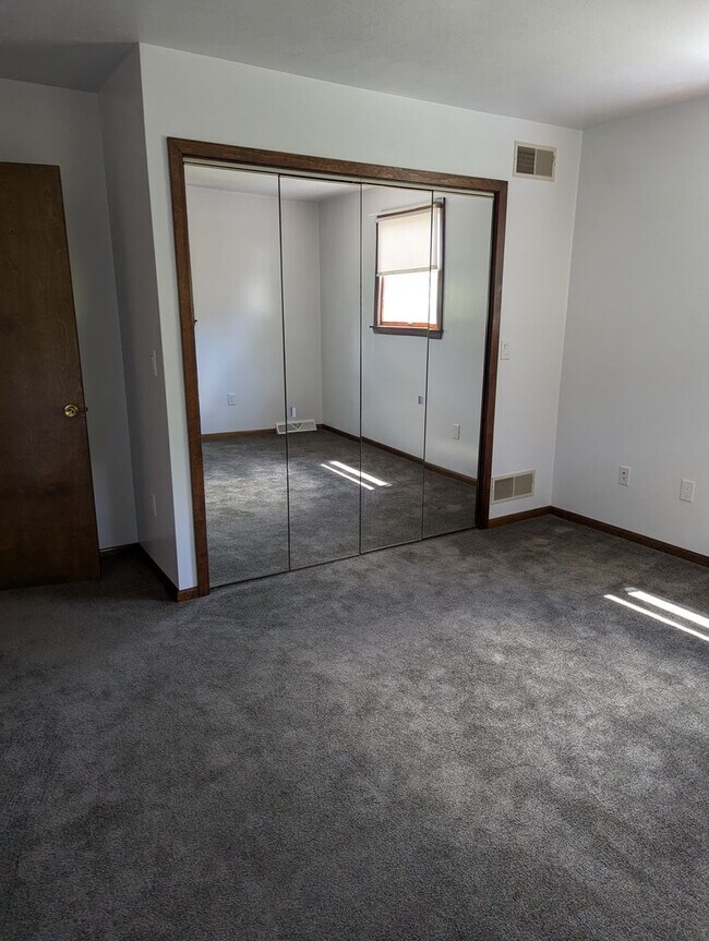 Building Photo - Nicely Renovated 2 Bedroom/2  Bath in Bon ...