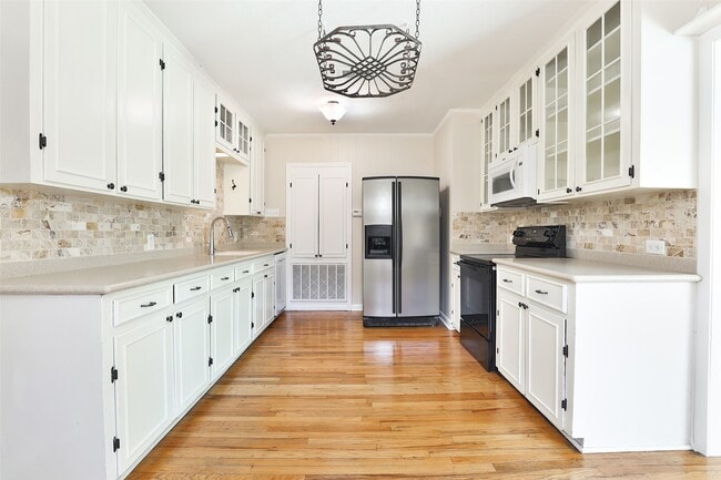 Building Photo - 607 Lakeview Dr