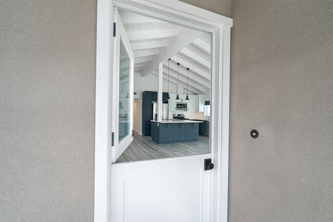 Building Photo - 905 W Balboa Blvd