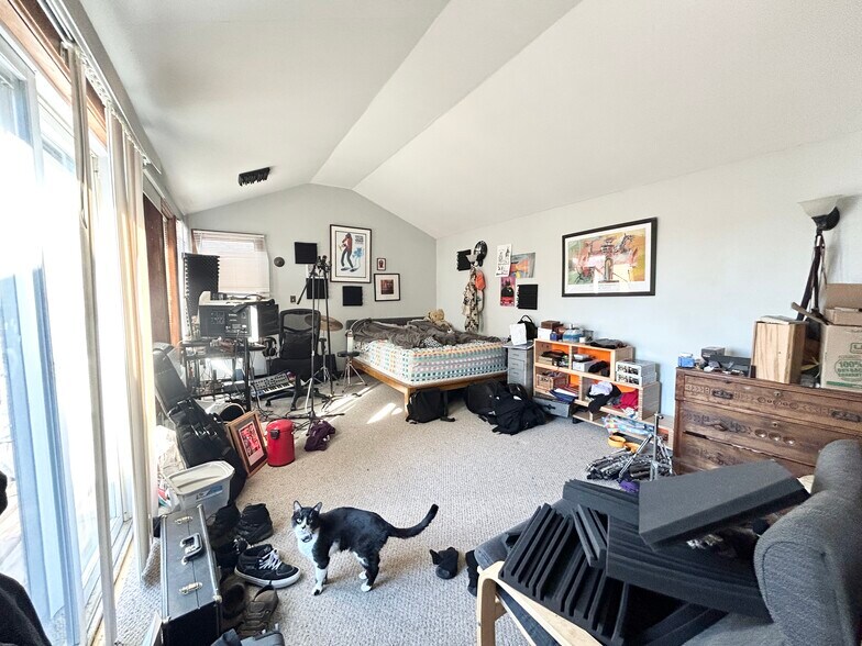 Building Photo - 33 Lawn St