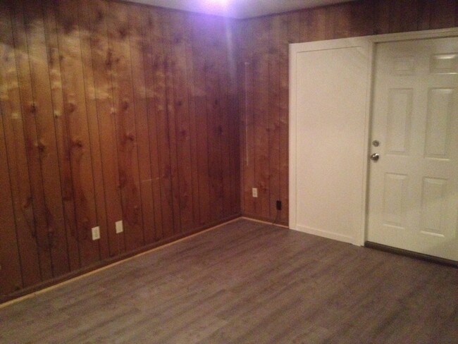 Building Photo - **AVAILABLE NOW**3 Bedroom / 2 Bathroom Ho...