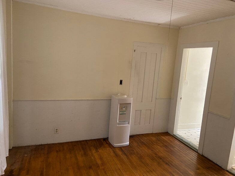 Building Photo - 210 Elliot St