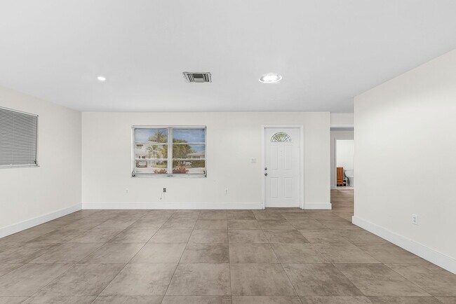 Building Photo - 2700 Shoreview Dr
