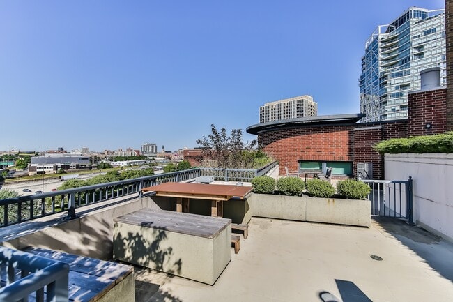 Building Photo - 600 N Kingsbury St