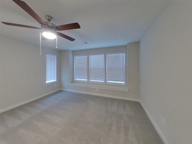 Building Photo - 9835 Willow Creek Commerce Dr