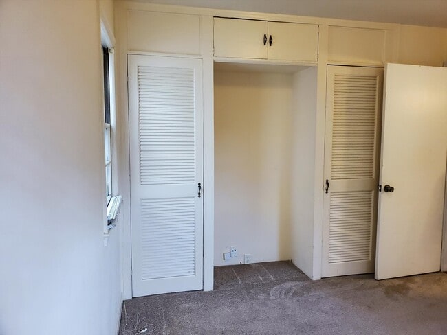 Building Photo - 6015 N Shoreland Ave