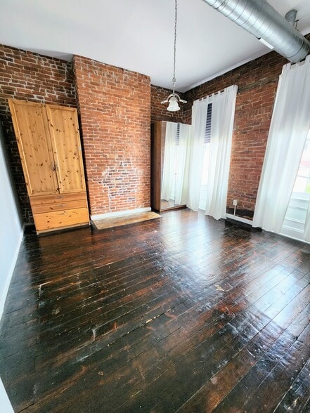 Building Photo - 158 48th St