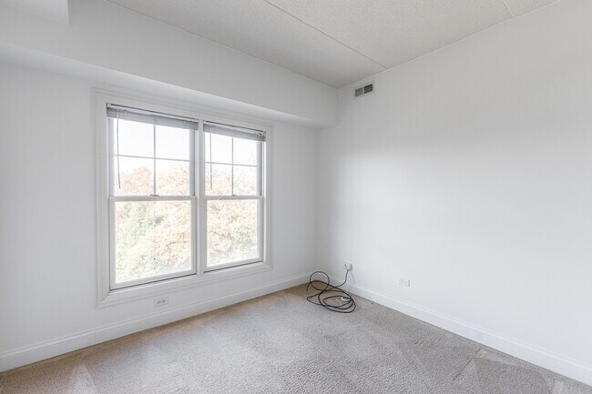 Building Photo - 125 Lakeview Dr