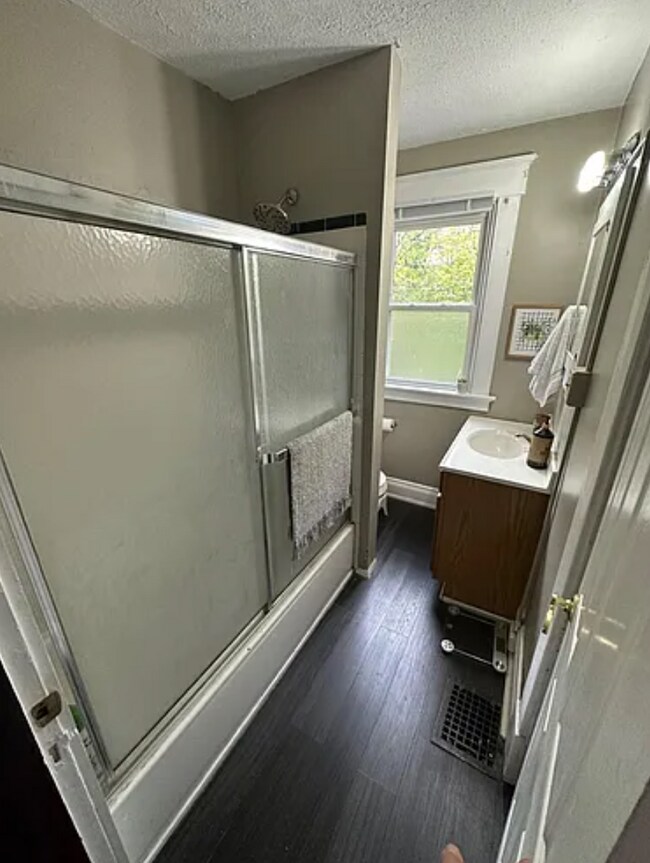 Building Photo - 2 Bedroom House Available Next to UC Campus