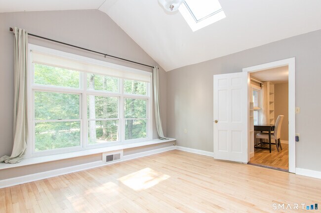 Building Photo - 211 New Canaan Rd