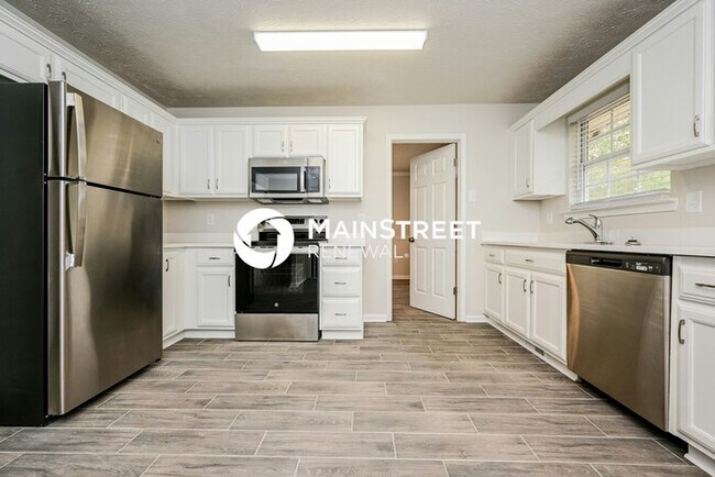 Building Photo - 3 Bedroom Pet-Friendly Home in ELLENWOOD, GA with Main Street Renewal