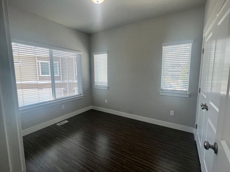 Building Photo - 1732 Thira Ln