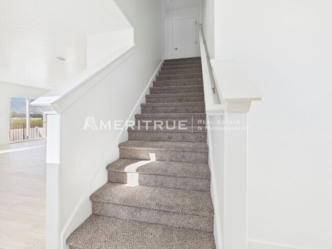 Building Photo - 1868 E 640 N