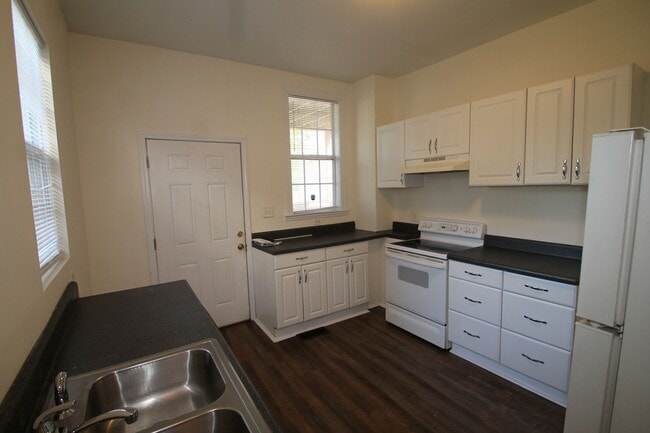 Building Photo - 216 W 38th St