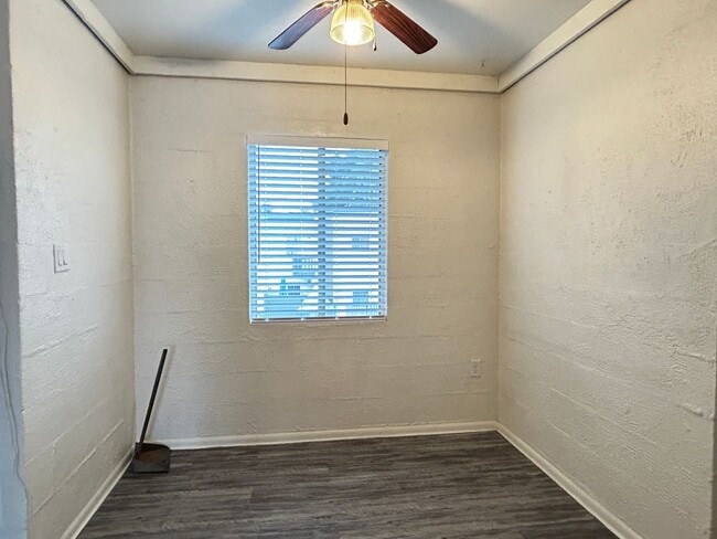 Building Photo - VERY ROOM 1 BEDROOM 1 BATH