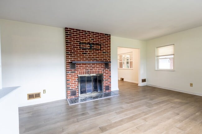 Building Photo - Lovely 3 BR/2 BA Single-Family Home in Gle...