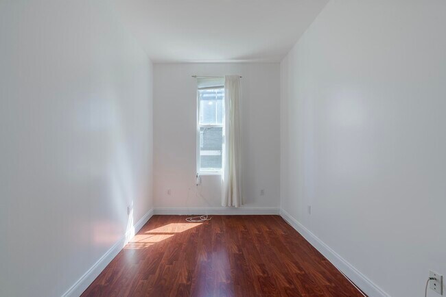 Building Photo - 604 1/2 Grove St