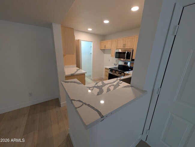 Building Photo - 1880 E Morten Ave