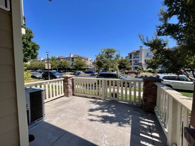 Building Photo - Beautiful 3BD/3BA, Two-Story Corner Unit C...