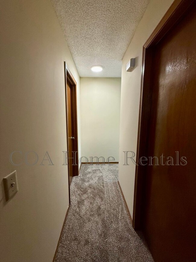 Building Photo - West Side Townhome