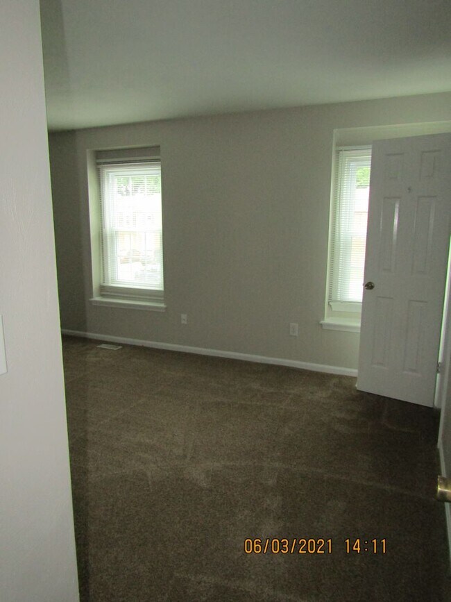Building Photo - 17 Colonial Way
