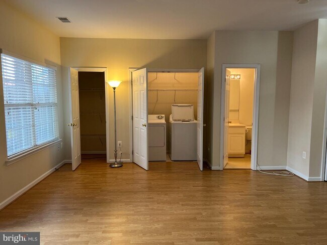 Building Photo - 8818 Royal Doulton Ln