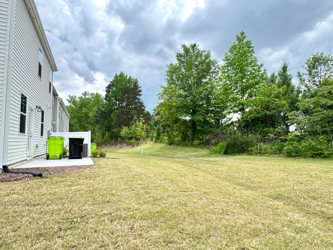 Building Photo - 4 Bedroom End Unit Townhome Almost New