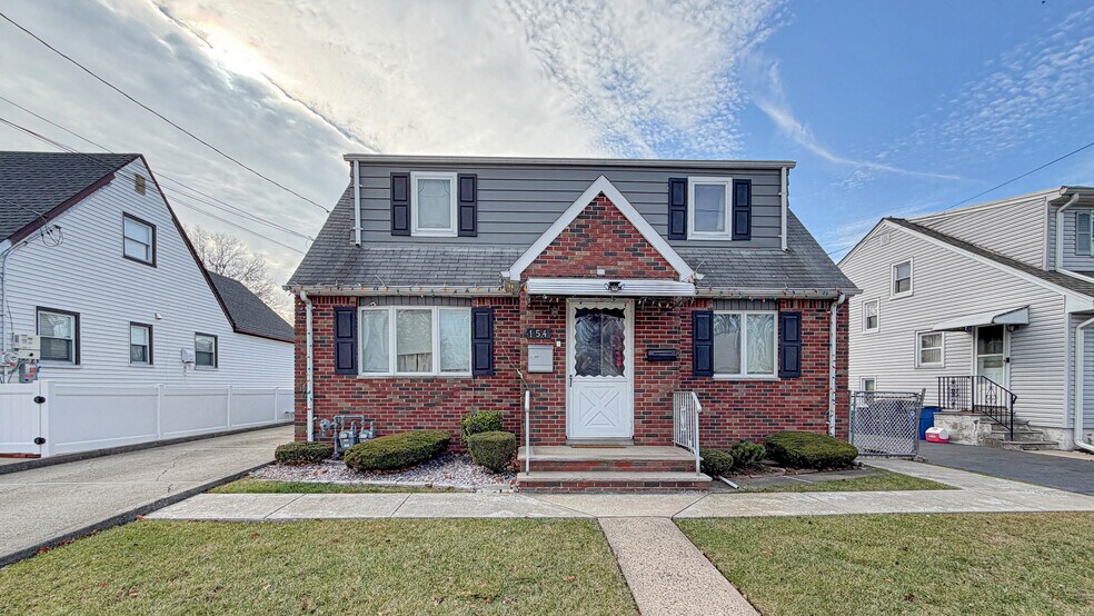 Primary Photo - 154 Charlton Ave