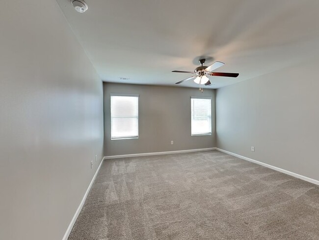 Building Photo - One Month FREE Move-in Special!