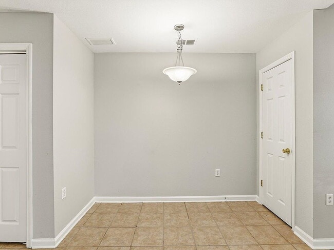 Building Photo - 3 bed 3 bath town house off Tharpe