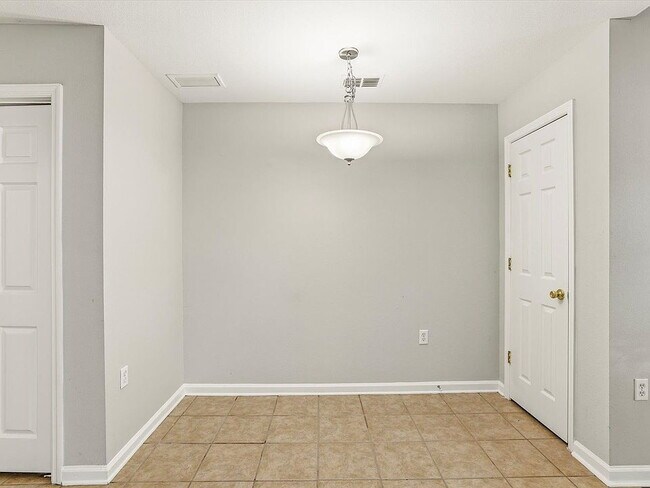 Building Photo - 3-bedroom 3-bathroom condo off Tharpe, washer/dryer, Dishwasher, Pool!