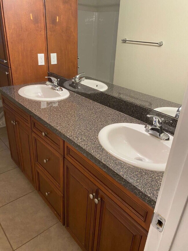 Building Photo - Gorgeous Two Bedroom With Fireplace & Vaulted Ceilings!