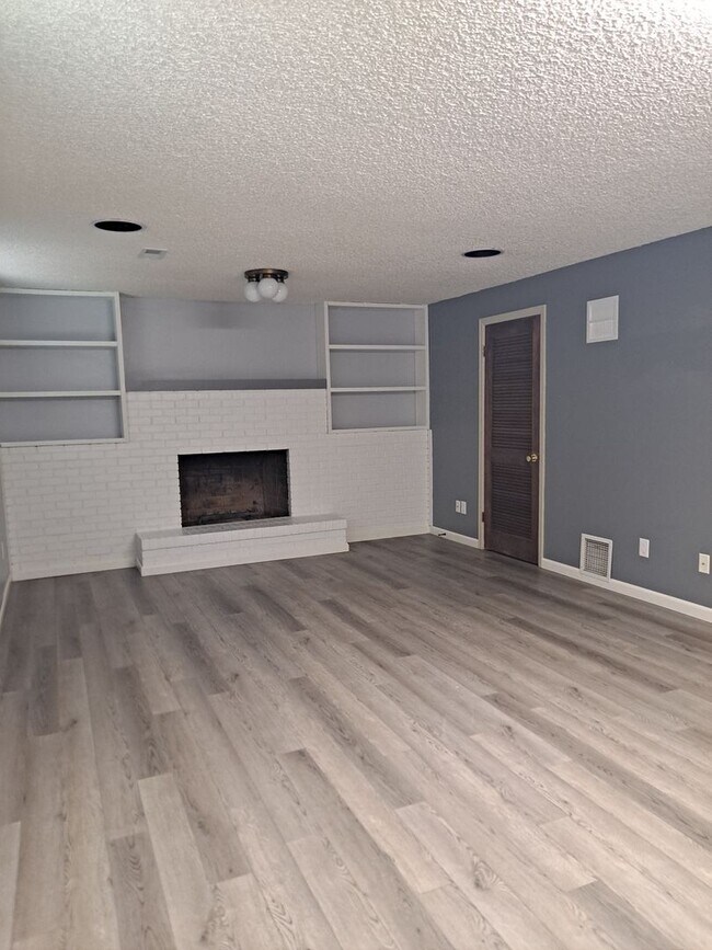 Building Photo - 14 Kingsboro Way