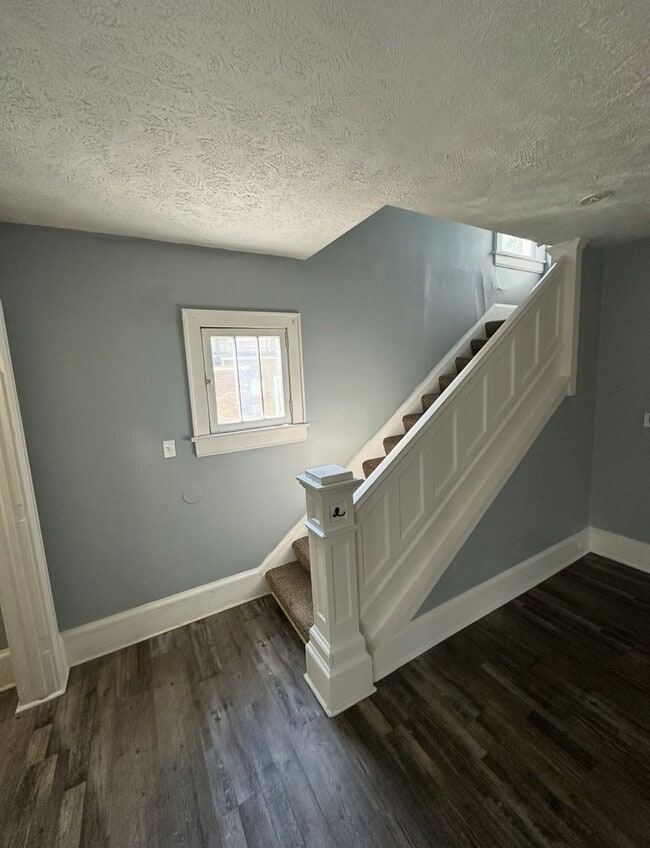 Building Photo - 4 Bed / 1 Bath Updated Floors & First-Floor Bedroom!