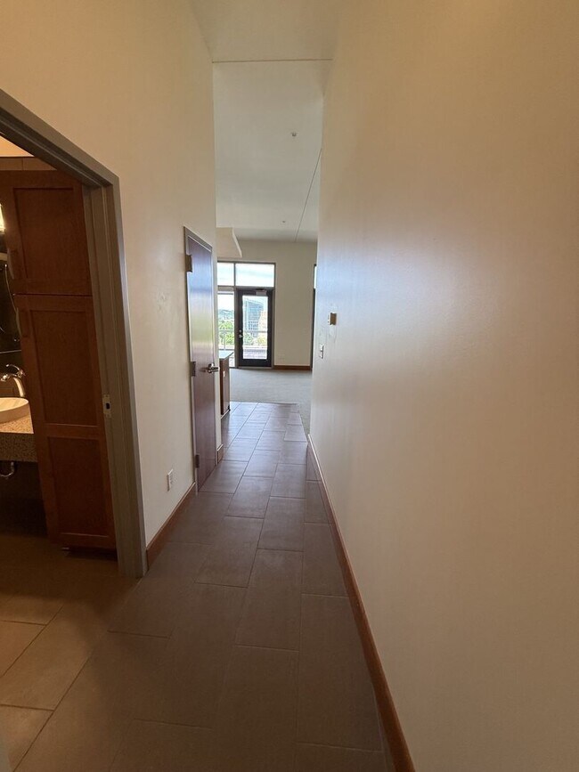Building Photo - Luxury Apartment