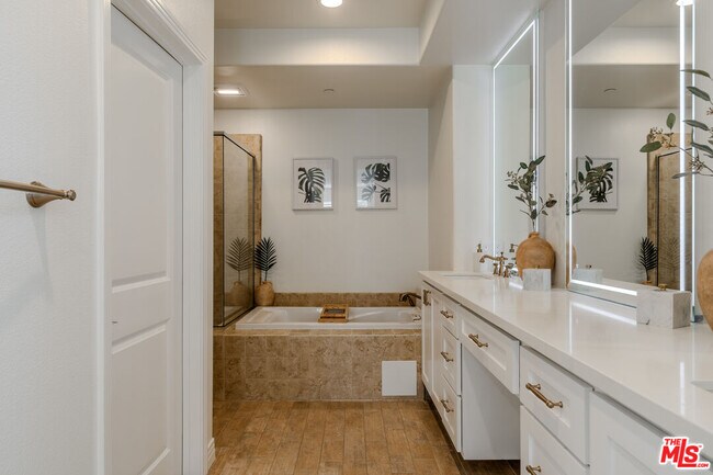 Building Photo - 7100 Playa Vista Dr