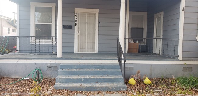 Building Photo - 1 br, 1 bath Triplex - 3389 Mulberry Stree...