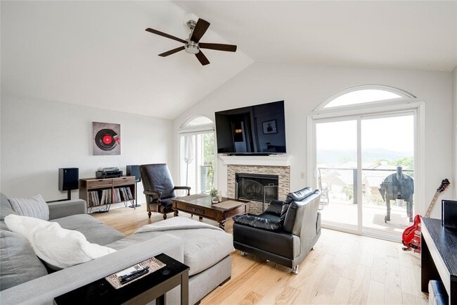 Building Photo - 6621 Mesa Hollow Dr