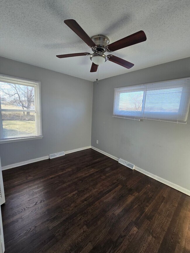 Building Photo - 3 Bedroom Ranch with large fenced in backyard