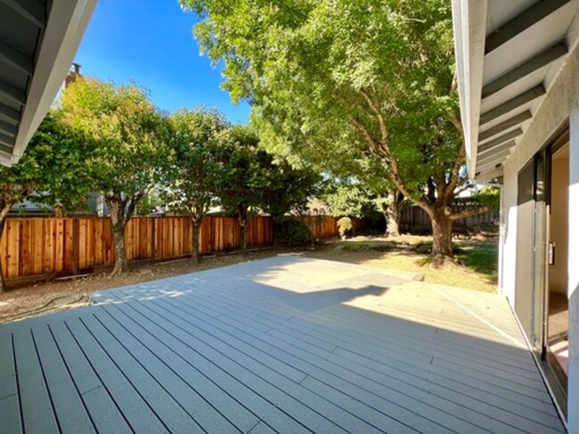 Building Photo - TENTATIVELY RENTED 4 Bedroom 2 Bathroom Si...