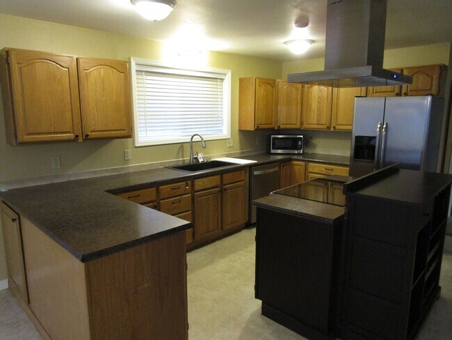 Building Photo - *PRICE IMPROVEMENT* Spacious 2 Story, 2 Bedroom, 2 Bath Home on Corner Lot in Ochoco West Subdivi...